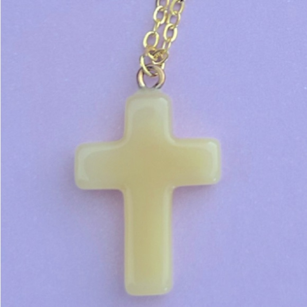 NWOT Necklace Cross yellow Onyx stone 1”, hypoallergenic goldtone 18.5” chain